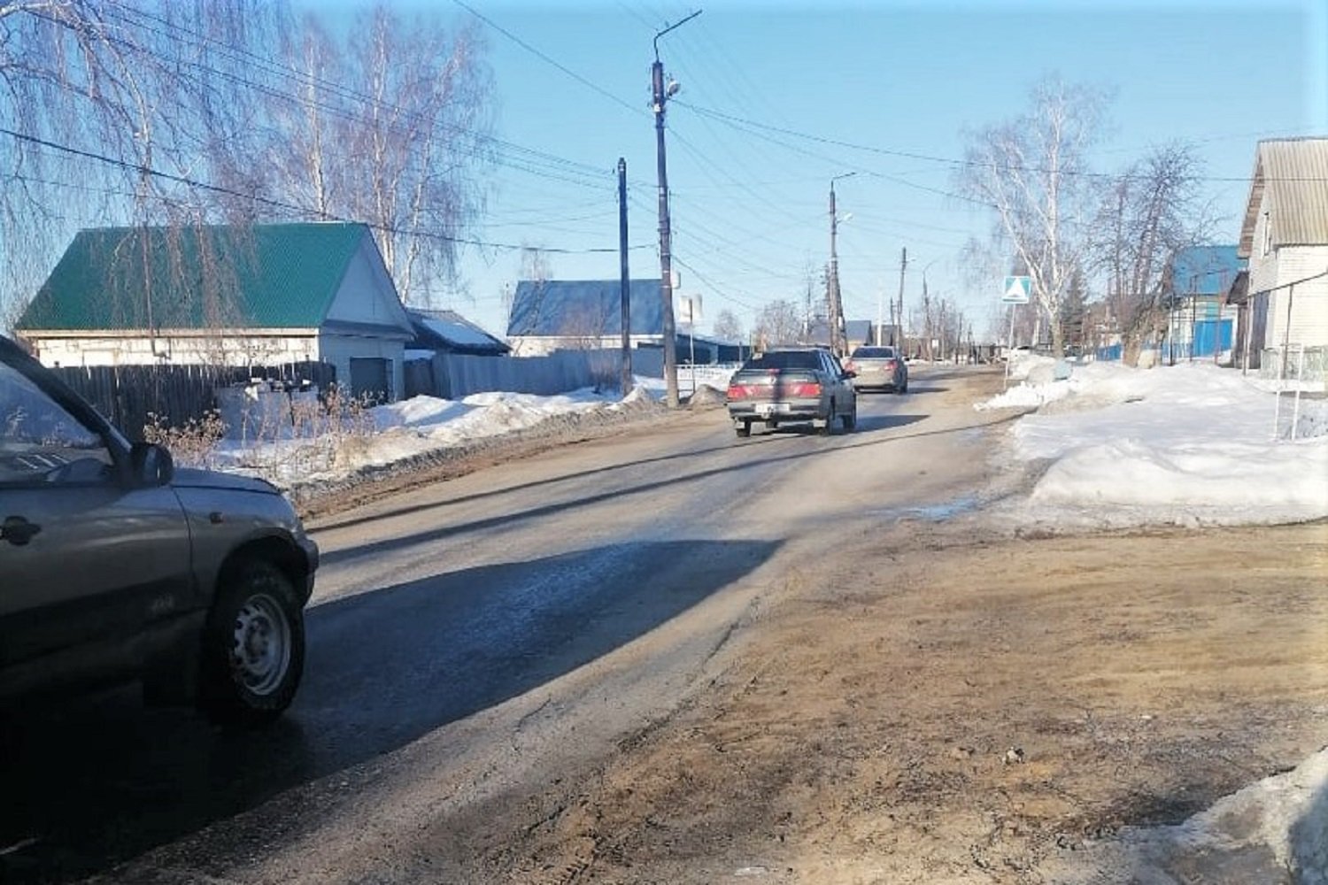 Автомобили носятся как угорелые, а мы ходим по грязной обочине по колено в  снегу»